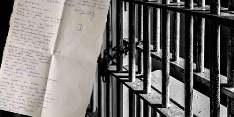 ​Cezaevi kitap yasağı getirince bütün kitabı elle yazıp mektup olarak yolladı