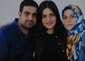 Kadın tutukluları kerpetenle soydular