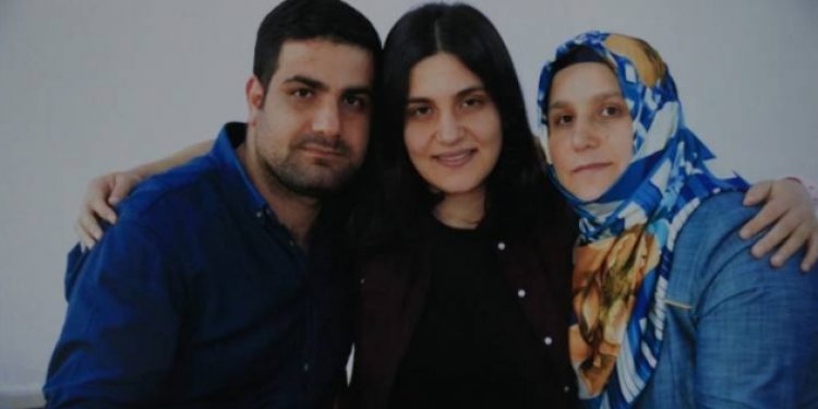 Kadın tutukluları kerpetenle soydular