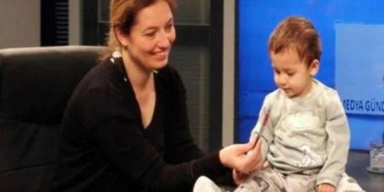 Gazeteci çocuğuyla birlikte gözaltında