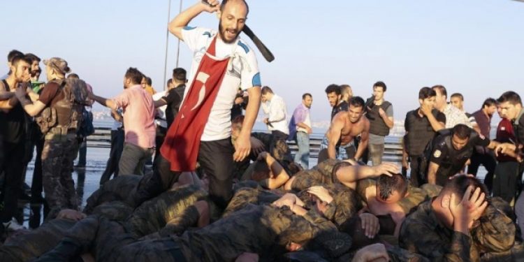 Erdoğan 15 Temmuz’u tepe tepe kullanıyor, 249 kişinin gerçek faillerini kaçırıyor!