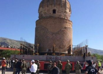 650 yıllık türbe yerinden edildi