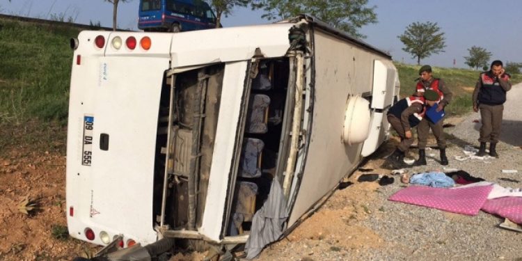 Yolcu otobüsü devrildi. Çok sayıda yaralı var