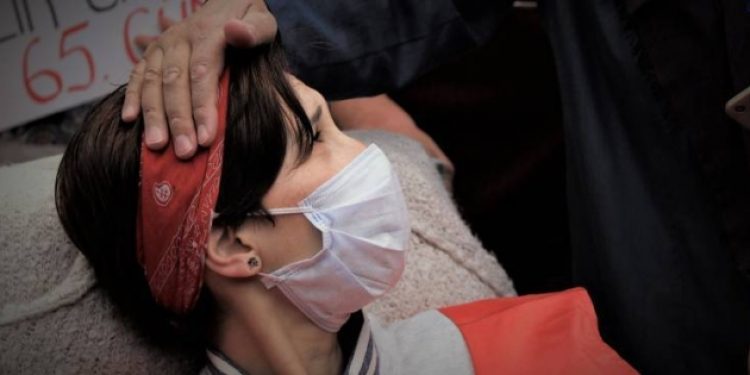 Anneler gününde eli kızının saçlarında