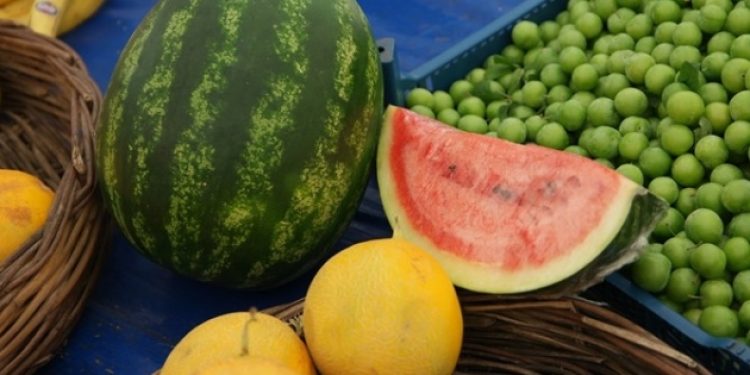 İran karpuzunun çeyrek dilimi 15 lira