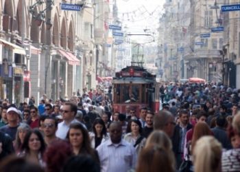 Taksim’de dolaşan turistin başına mermi isabet etti!