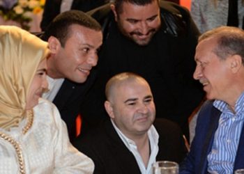 ‘Kolpaçino’dan İzmir Marşı’na küfür!