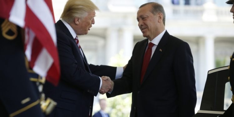 Trump: Tutuklu Papazı serbest bırakıp ABD’ye geri gönderin