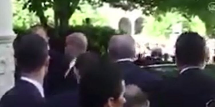 ​Korumaları saldırdı, Erdoğan dikkatle izledi