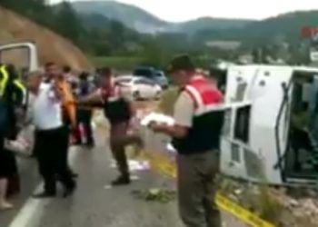 Rus turistleri taşıyan midibüs devrildi!..