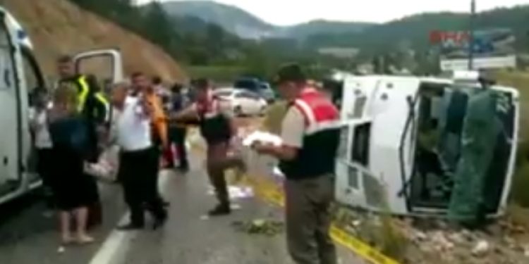 Rus turistleri taşıyan midibüs devrildi!..