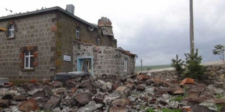 Taziye evinin çatısı uçtu, minare yıkıldı