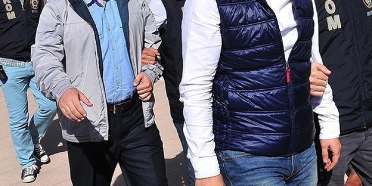 Bir öğretmene 3 ayrı gözaltı!