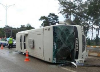 ​Kemer’de tur midibüsü devrildi: Çok sayıda yaralı
