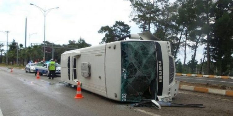 ​Kemer’de tur midibüsü devrildi: Çok sayıda yaralı