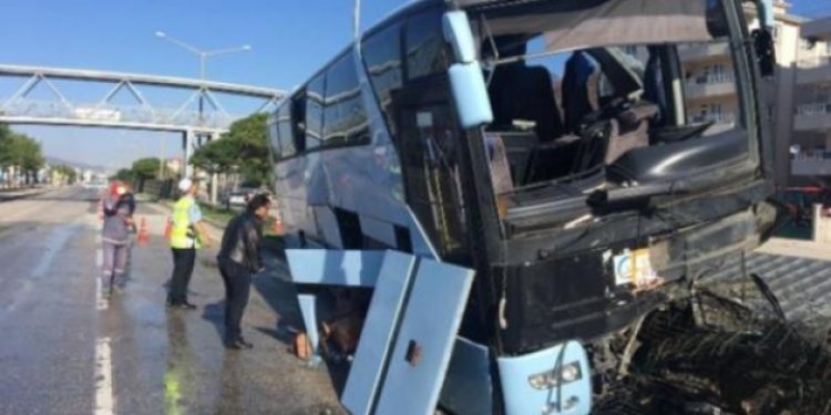 AKP’lileri taşıyan otobüs kaza yaptı: 40 yaralı