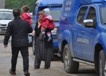 Çocuklarını kilitleyip eşini öldürdü
