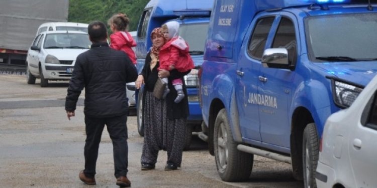 Çocuklarını kilitleyip eşini öldürdü