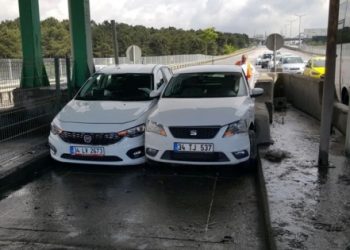 İstanbul’da kaza: İki inatçı sürücü gişeye sıkıştı