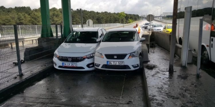İstanbul’da kaza: İki inatçı sürücü gişeye sıkıştı