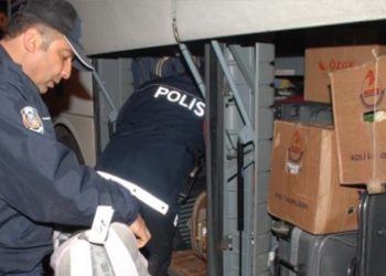 Otobüsün ikram dolabından esrar çıktı!
