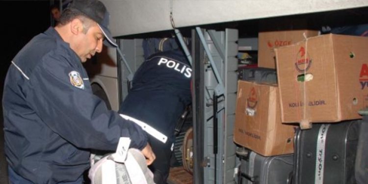 Otobüsün ikram dolabından esrar çıktı!