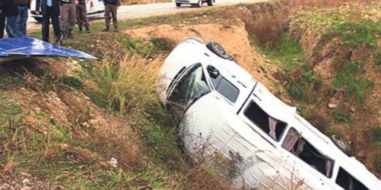 Ankara’da öğrenci servisi devrildi