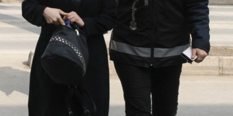 AKP’nin ‘rehine uygulaması’ devam ediyor: Kendisini bulamayınca karısını gözaltına aldılar!