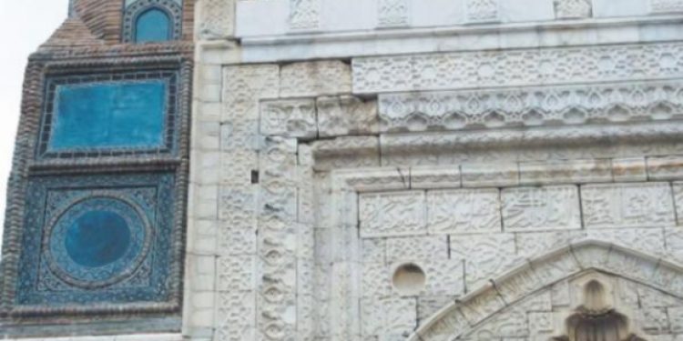 ‘Benzeri bir daha asla yapılamaz’ denilen Gökmedrese’yi maviye boyadılar