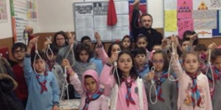 Öğrencilere idam ipine kuru “kınama”