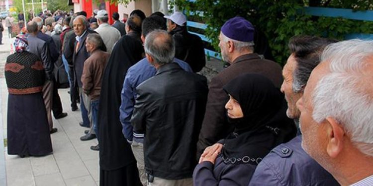 10 TL indirim için sabah namazında kuyruk!