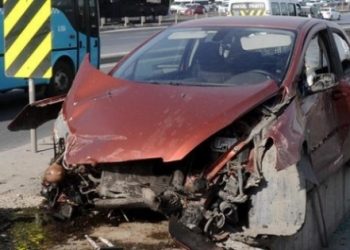 Yaralanan sürücüye yardım bahanesiyle cüzdanını çaldılar!