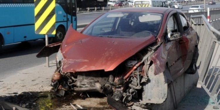 Yaralanan sürücüye yardım bahanesiyle cüzdanını çaldılar!