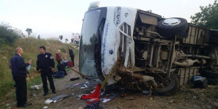 Tur midibüsü şarampole devrildi: 17 yaralı