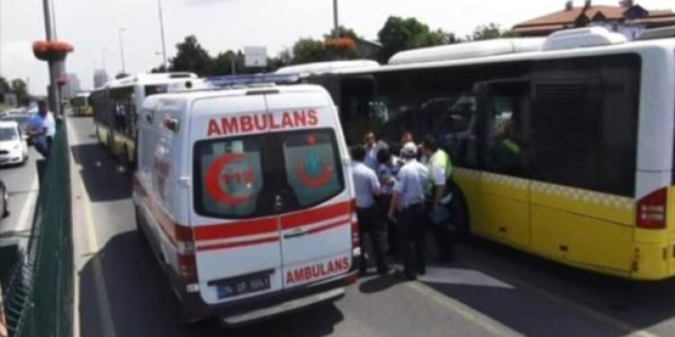 Metrobüs bariyerlere çarptı camları patladı!