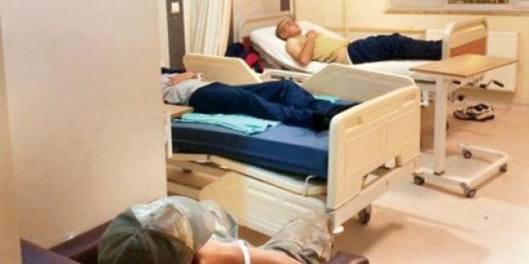 Binden fazla asker çiğ etten zehirlenmiş!