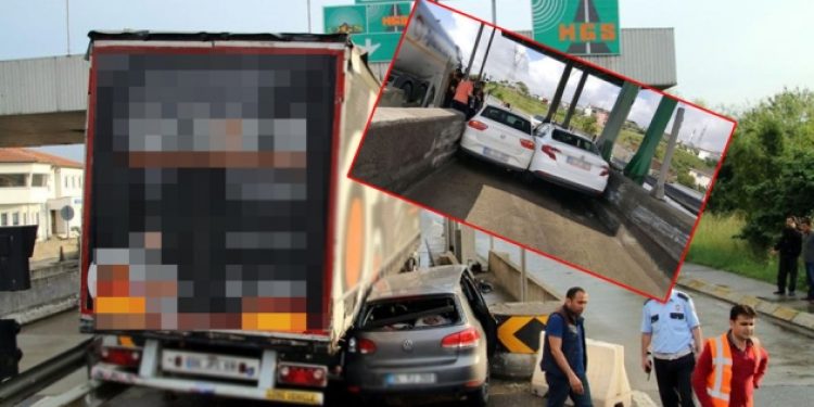 Düzce’de TIR ile otomobil TEM gişesinde sıkıştı