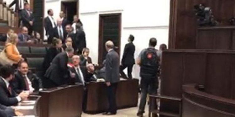 Erdoğan’ı AKP’li vekillerden KORUDULAR!