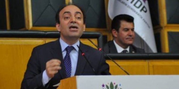 Yakalama kararıyla grup toplantısında konuştu