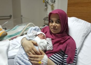 ZULME DOYMUYORLAR! Erken doğum yapan kadının kapısında gözaltı için polisler bekliyor!