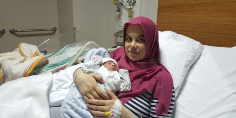 ZULME DOYMUYORLAR! Erken doğum yapan kadının kapısında gözaltı için polisler bekliyor!