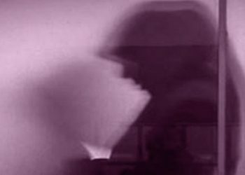 Polisler doğumhanenin kapısında