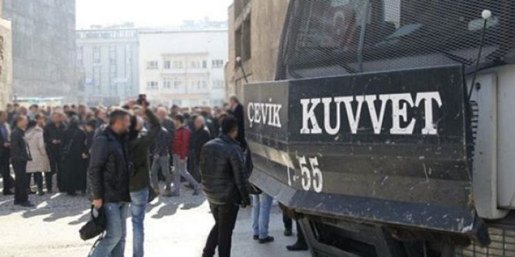 Valinin OHAL keyfi: 1 ay gösteri yapmak YASAK!