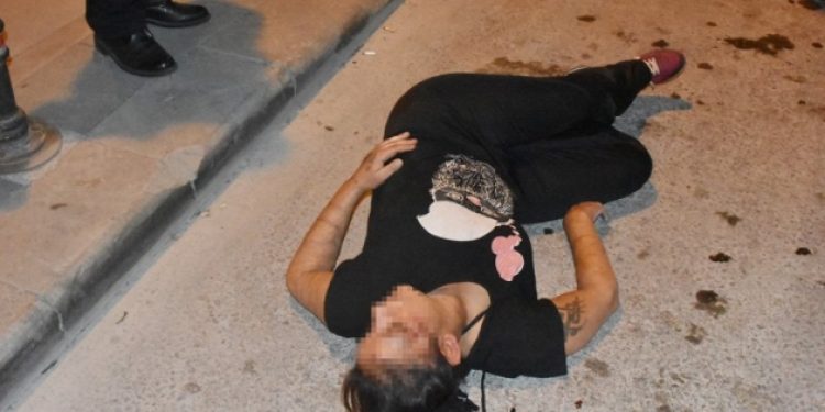 Erkek arkadaşı tarafından dövülen kadın yol ortasında bayıldı
