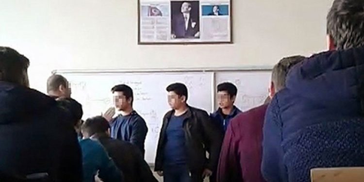 AKP’nin öğretmeninden öğrencilere dayak!