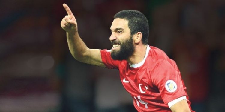 Arda Turan gazetecinin boğazını sıktı