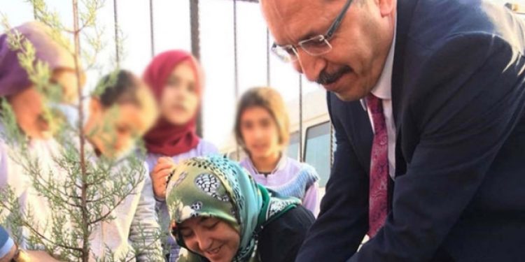 Eşi istifa eden Rektör, faturayı personele kesti