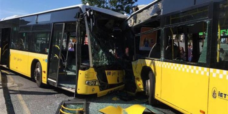 İstanbul’da metrobüsler kafa kafaya çarpıştı!