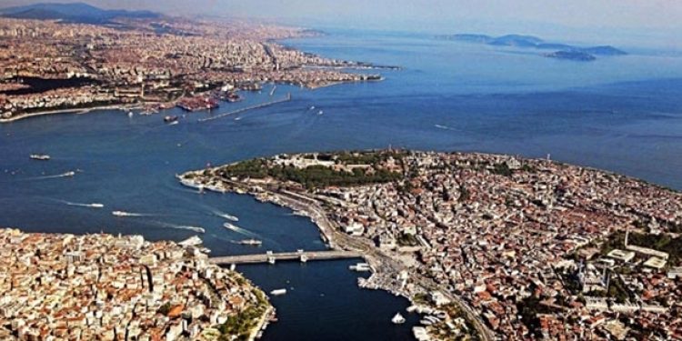 Ege 6,3’le sallandı! İstanbul, İzmir sokağa döküldü