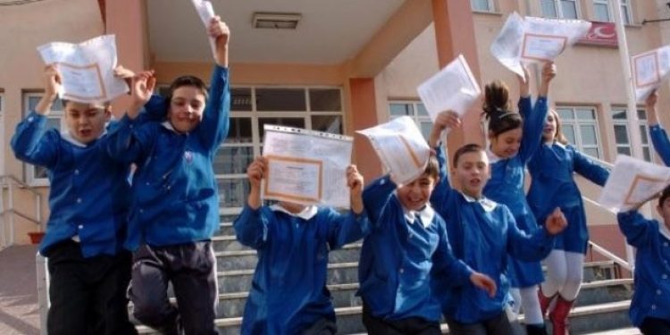 İhraç bir öğretmenin karne günü yaşadıkları